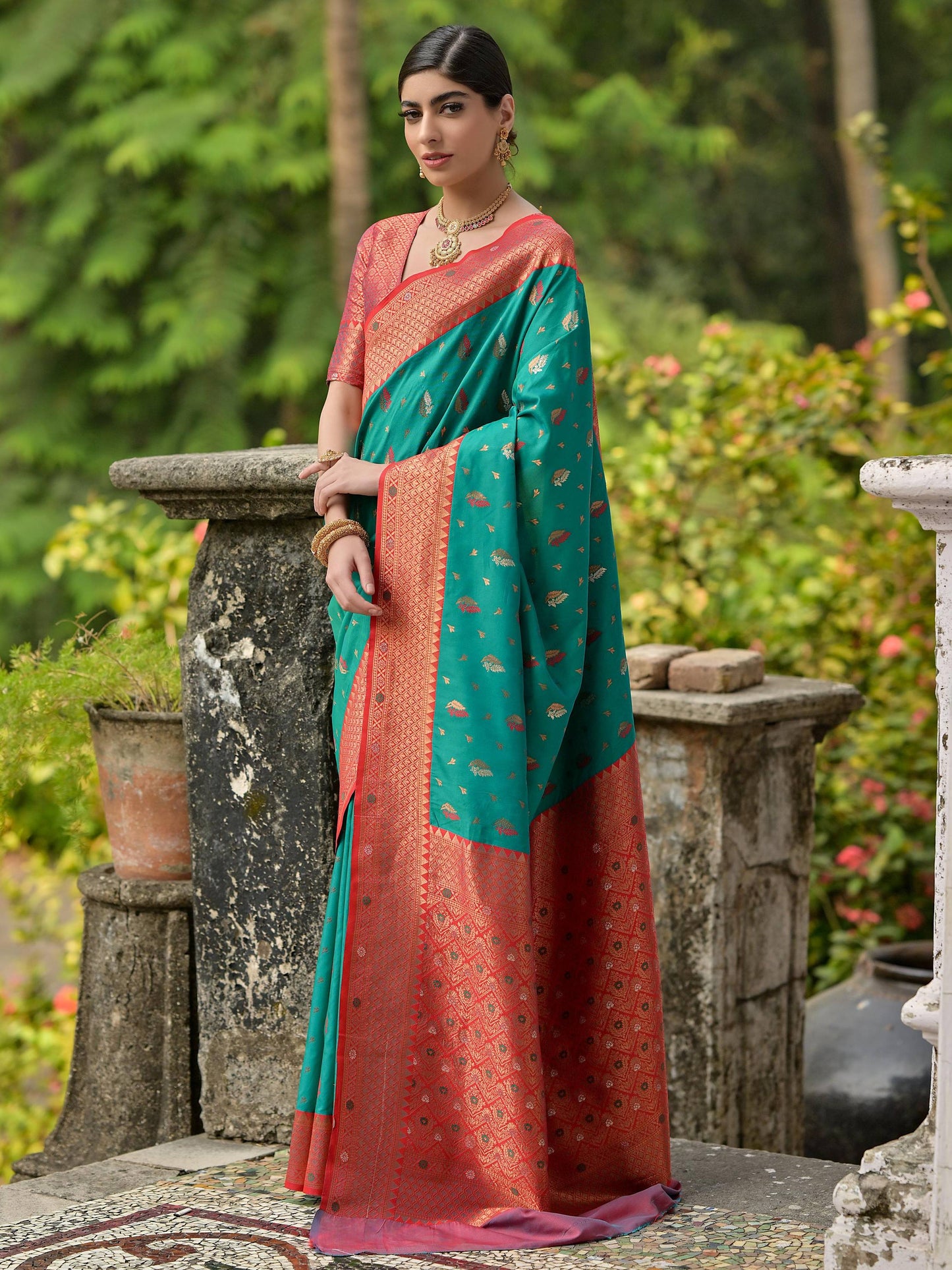 RAMA BANARASI SILK  SAREE WITH CONTRAST COLOUR