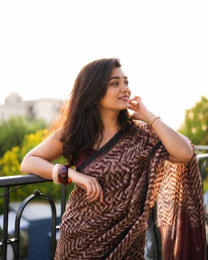 Tusaar Silk Zigzag Print Saree with Unstitched Blouse